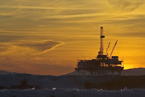 Нефтегазовая платформа в море