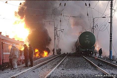 В Азербайджане с рельс сошел поезд с нефтью