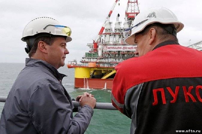 Глава правительства посетил морскую нефтяную платформу Лукойла